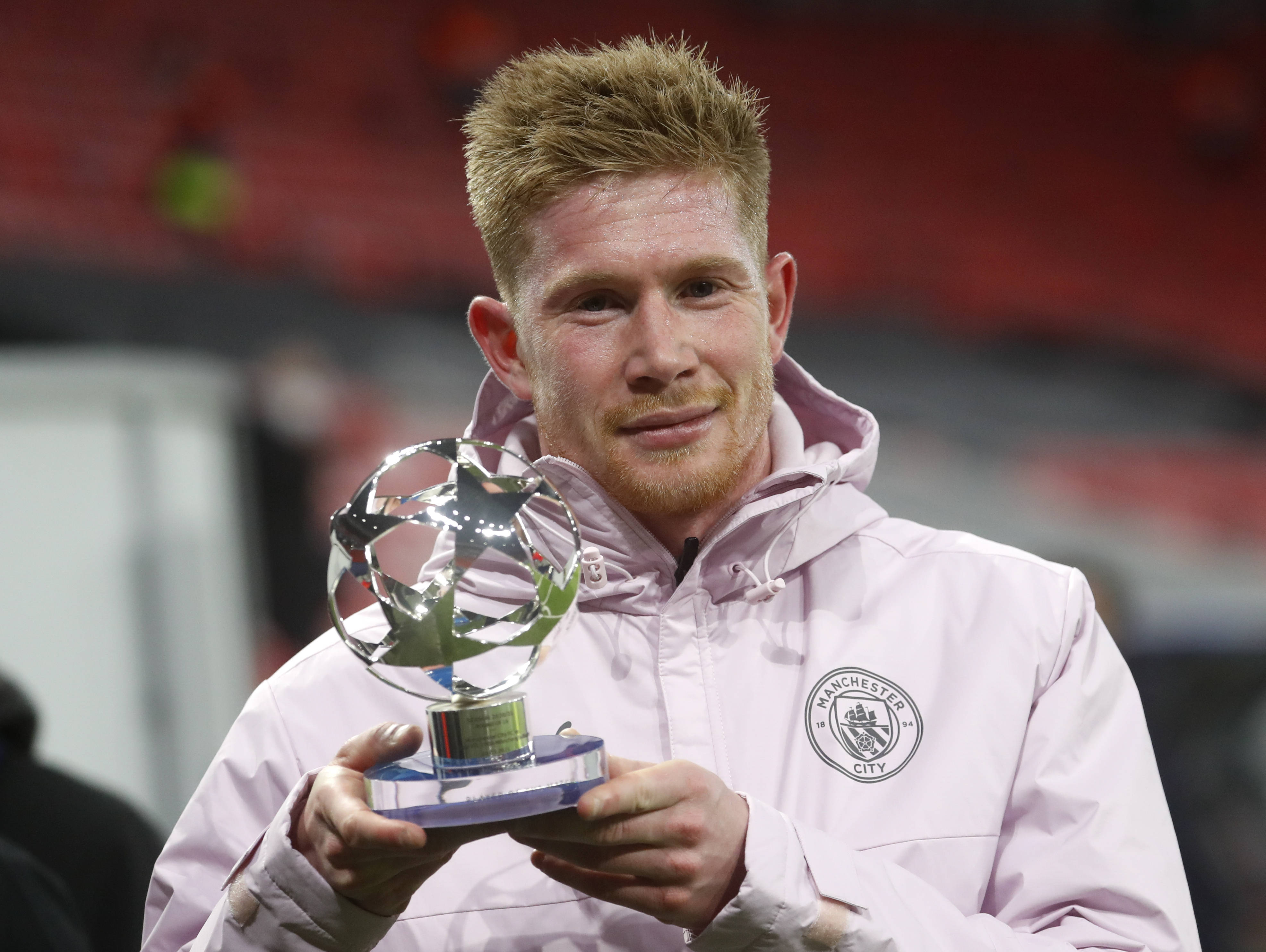 登国际舞台，泰州队“苏超”冠军奖杯亮相中国国际进口博览会